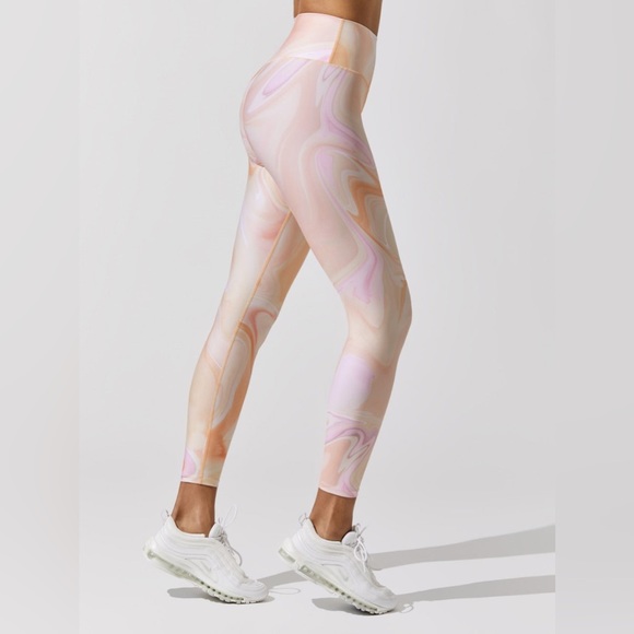 Carbon 38 Printed High Rise 7/8 Leggings in Warped Marble - Picture 4 of 10